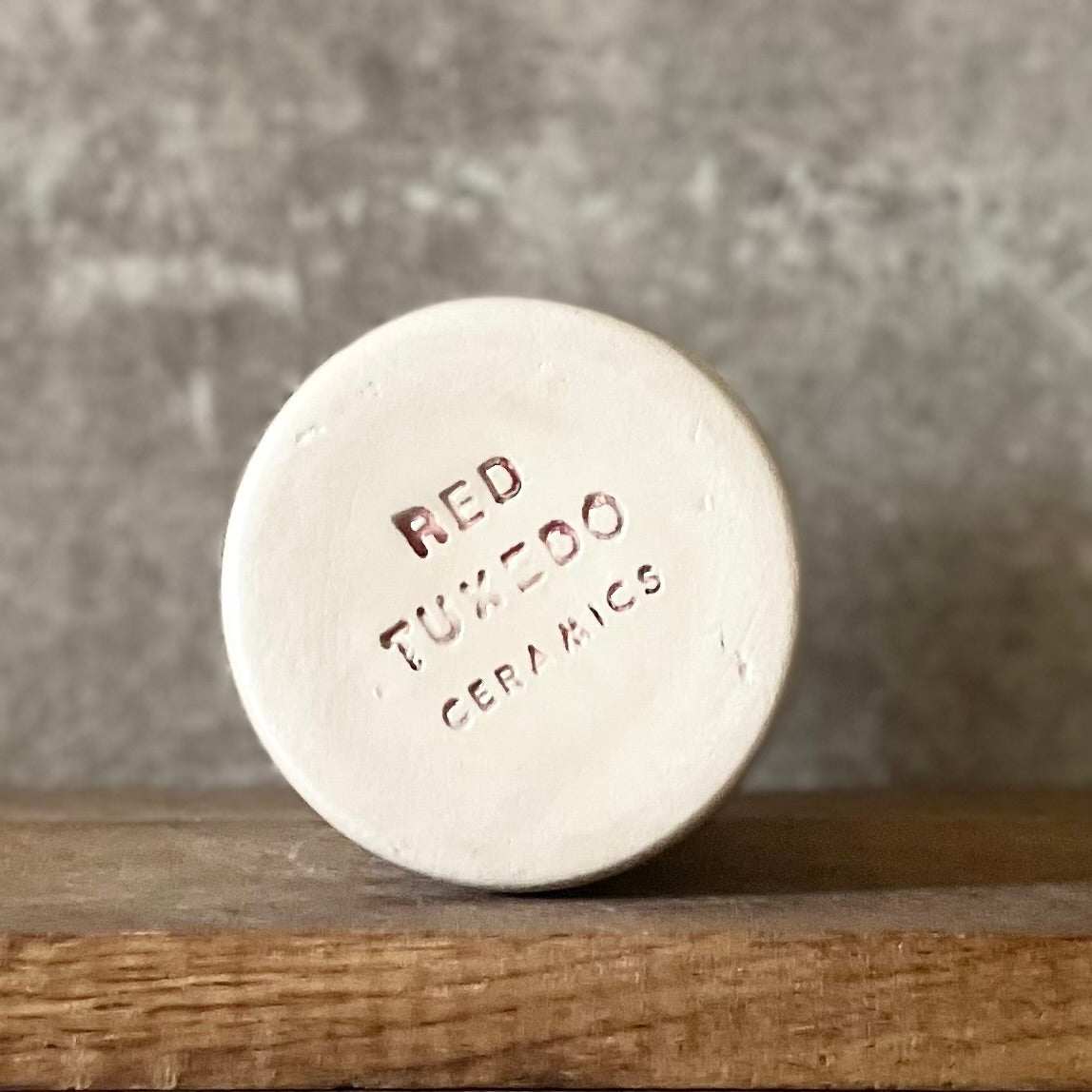 Rožinis puodelis apie jūrą ir šampaną