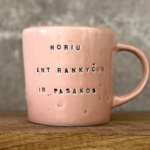 Puodelis su mielu užrašu