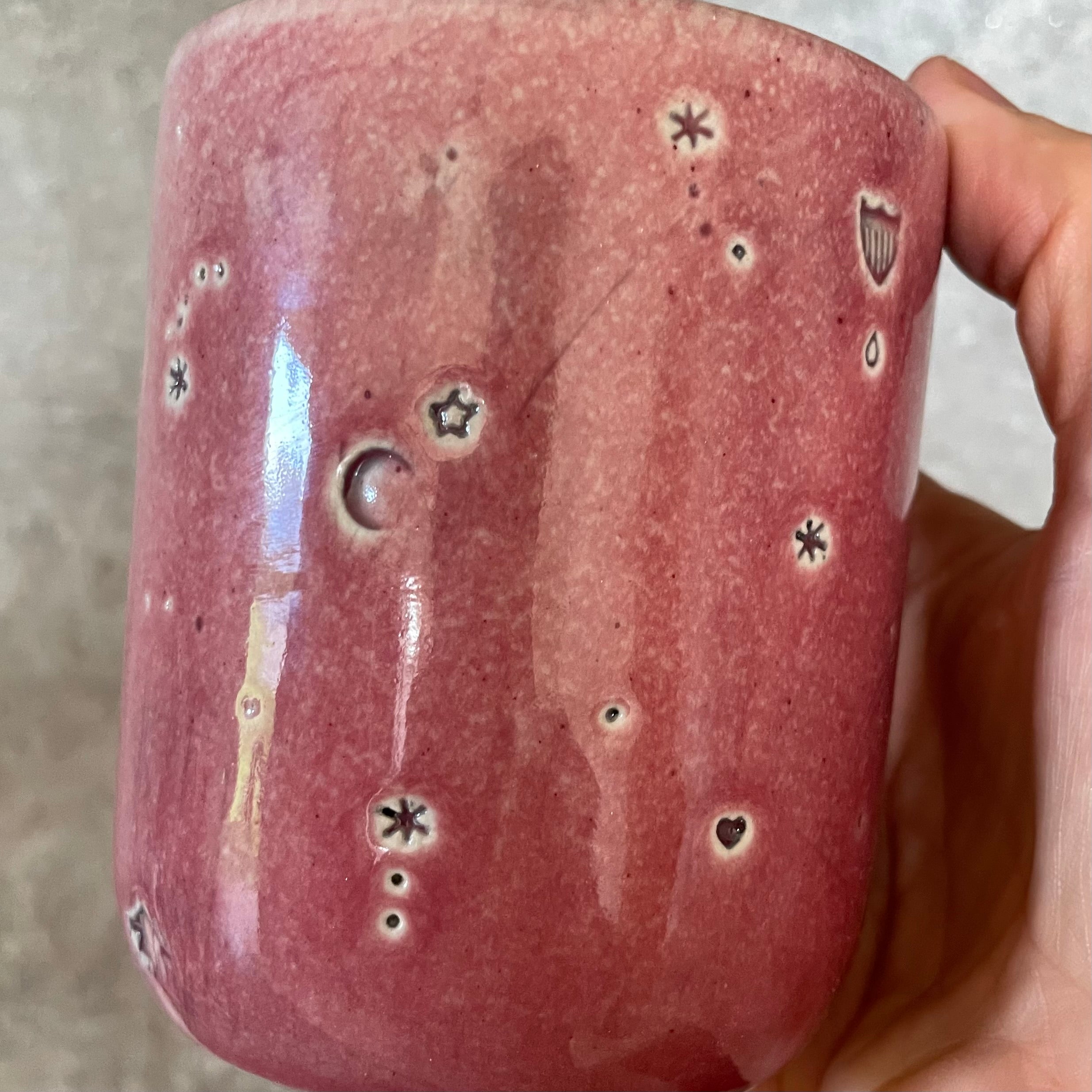 Pink tumbler mug with funny phrase in Lithuanian