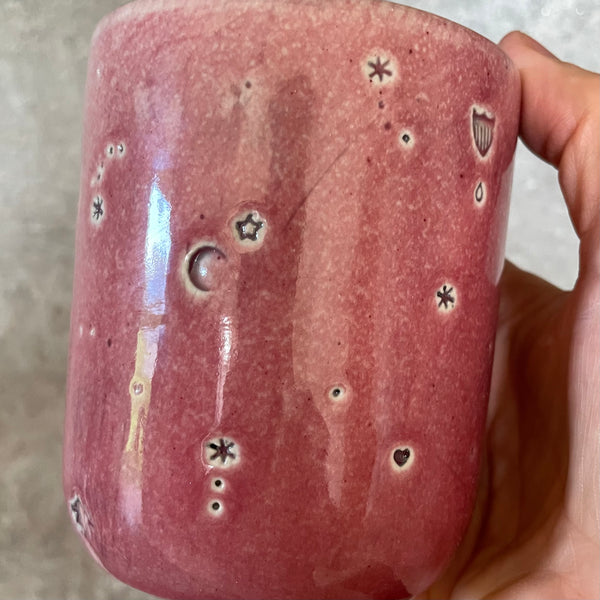 Pink tumbler mug with funny phrase in Lithuanian