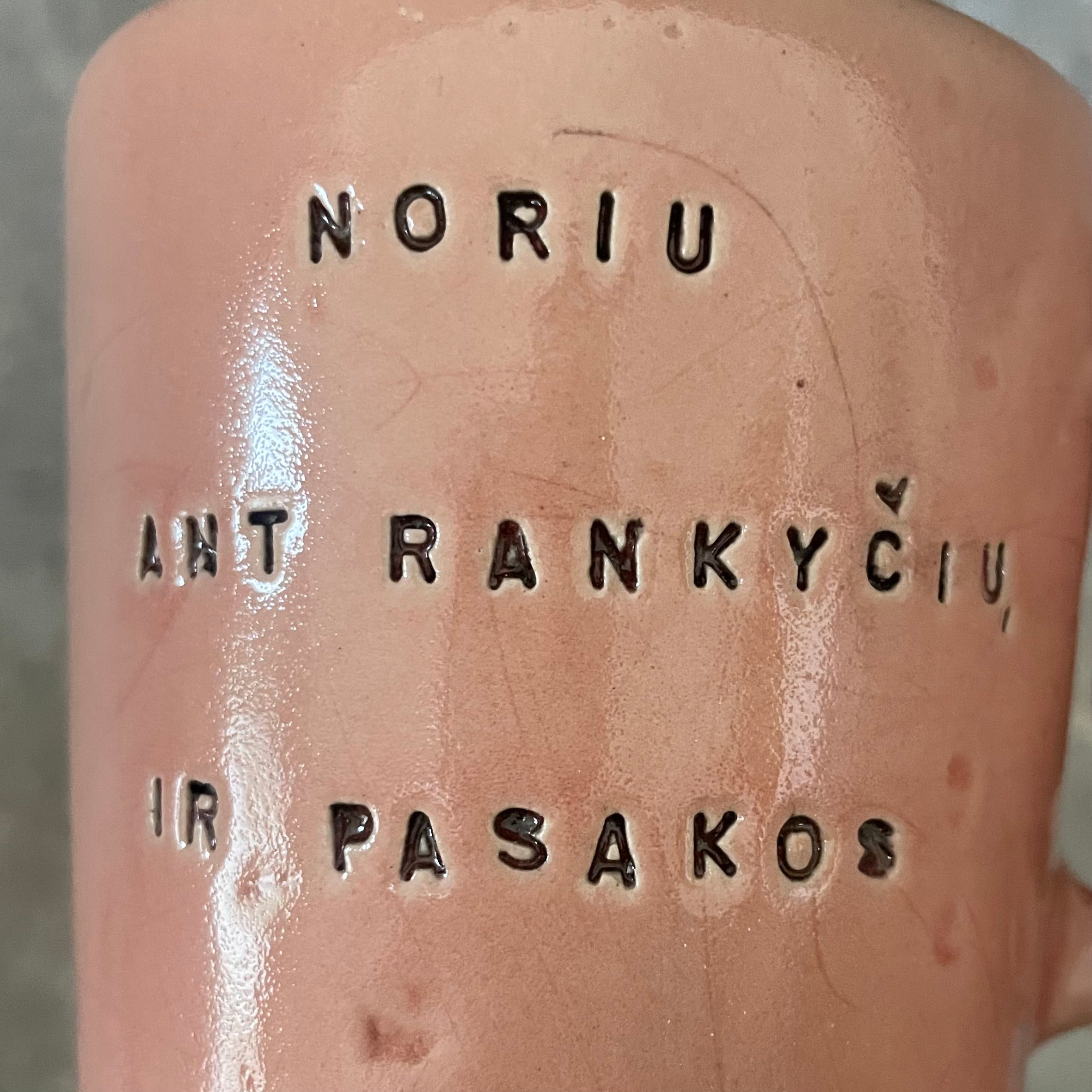 Puodelis su mielu užrašu