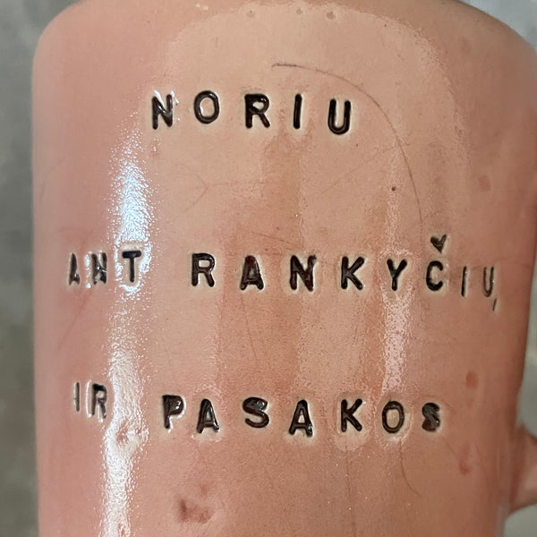 Puodelis su mielu užrašu