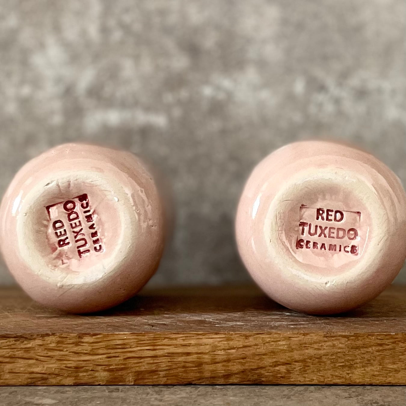 Du maži rožiniai puodeliai su širdelėmis