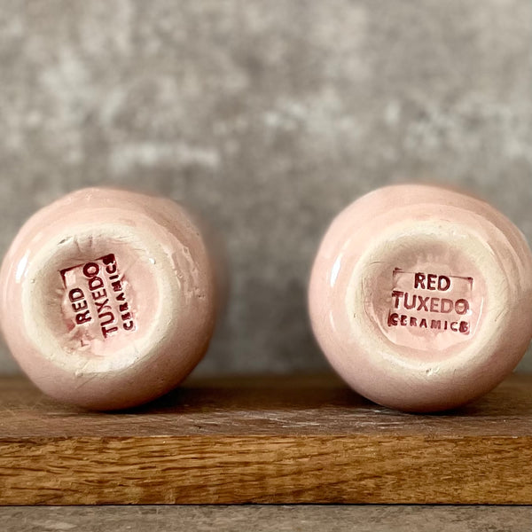 Du maži rožiniai puodeliai su širdelėmis