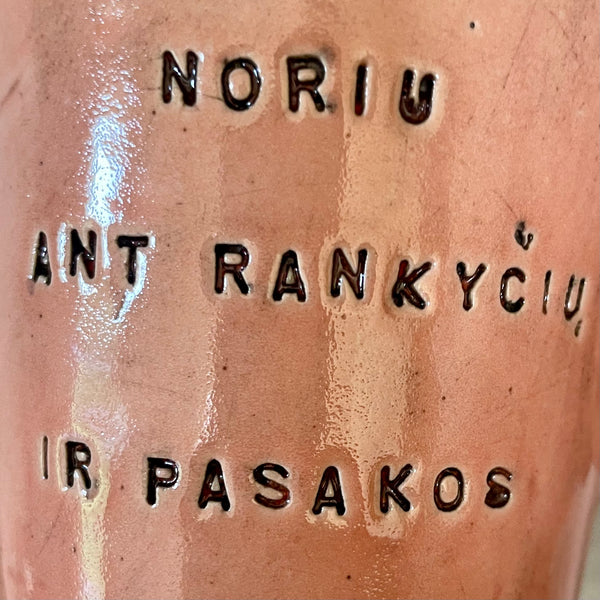 Mažas švelniai rožinis puodelis su mielu užrašu