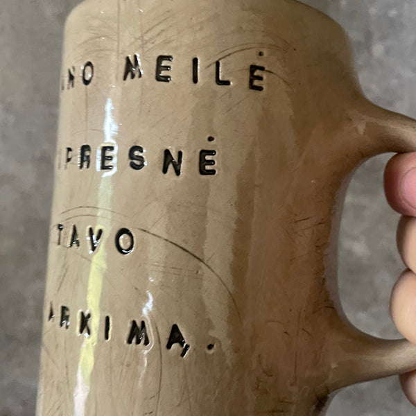 Rusvas puodelis apie knarkimą