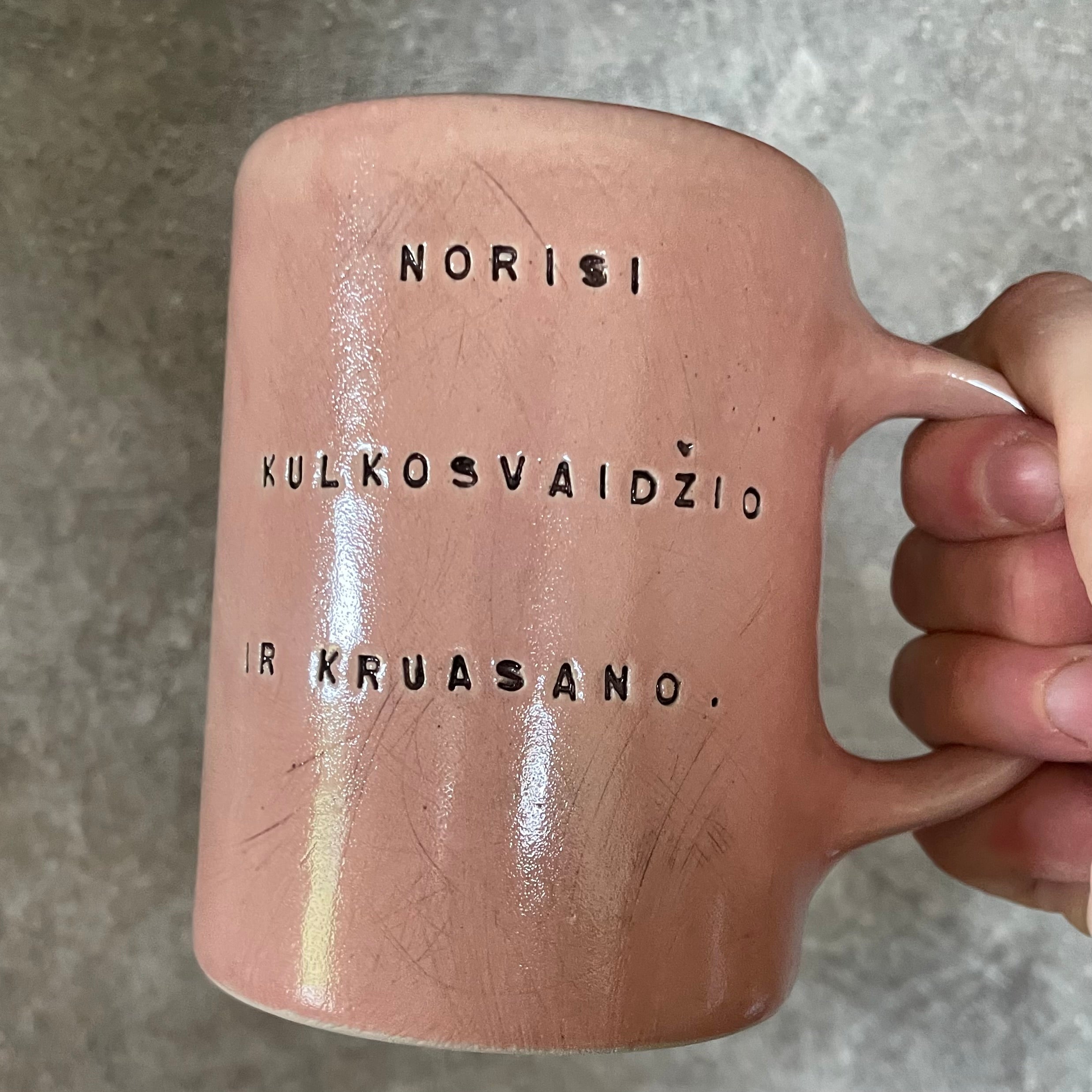 Rožinis puodelis su linksmu užrašu