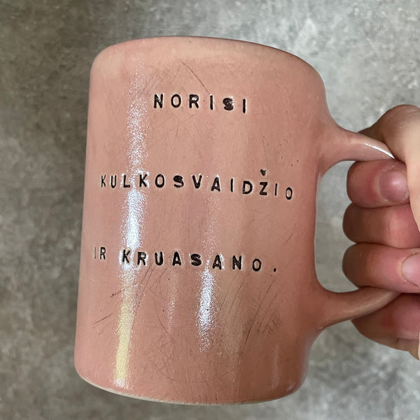Rožinis puodelis su linksmu užrašu