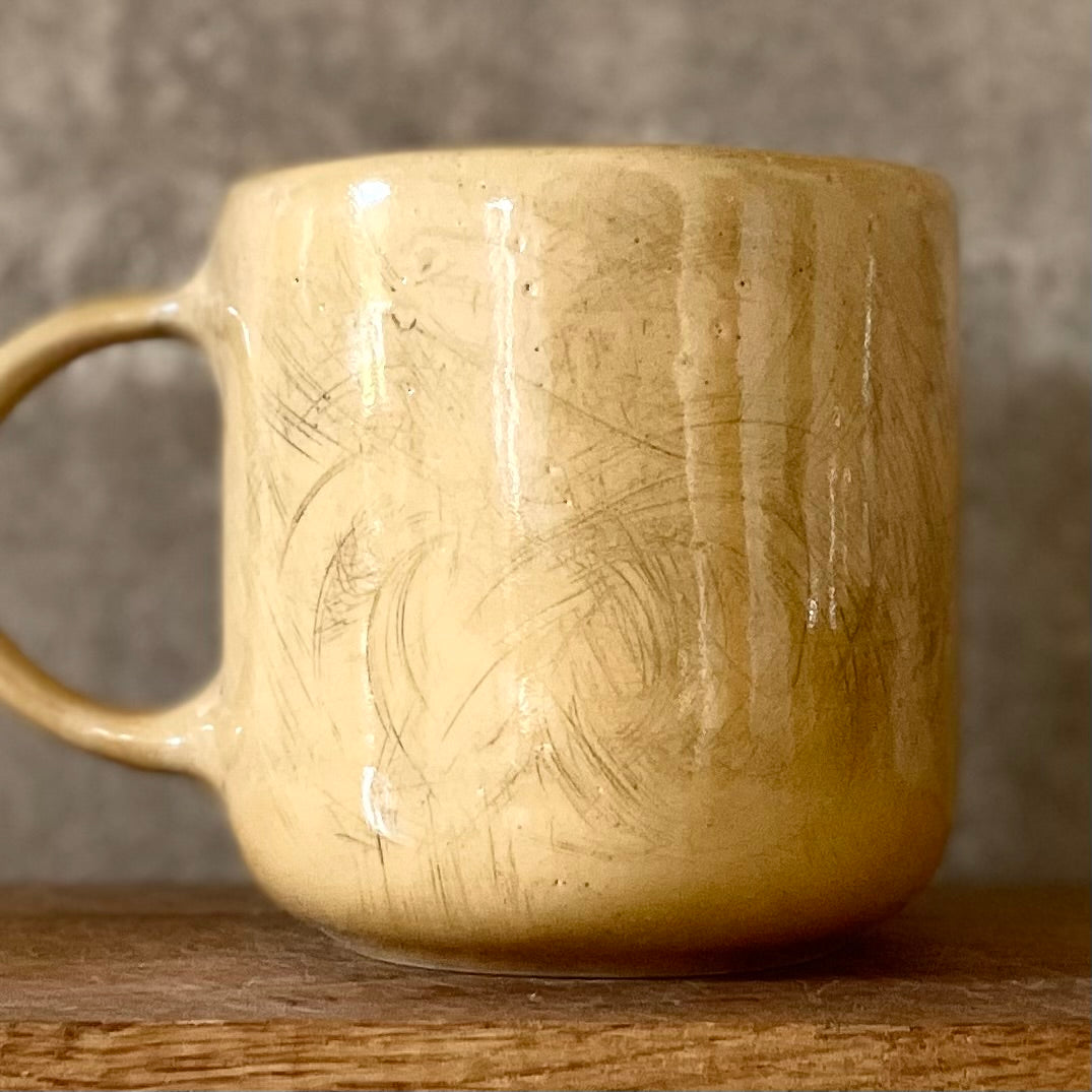 Big yellow mug with saying in Lithuanian