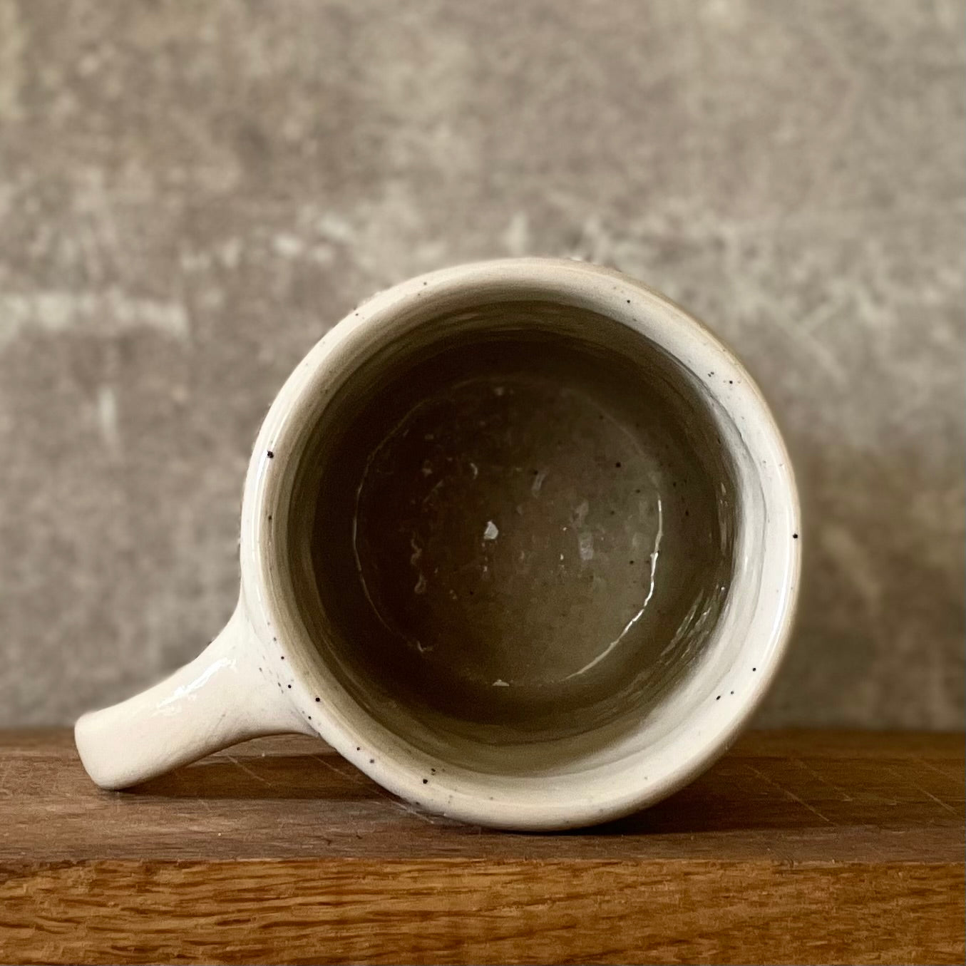 Speckled mug with saying in Lithuanian