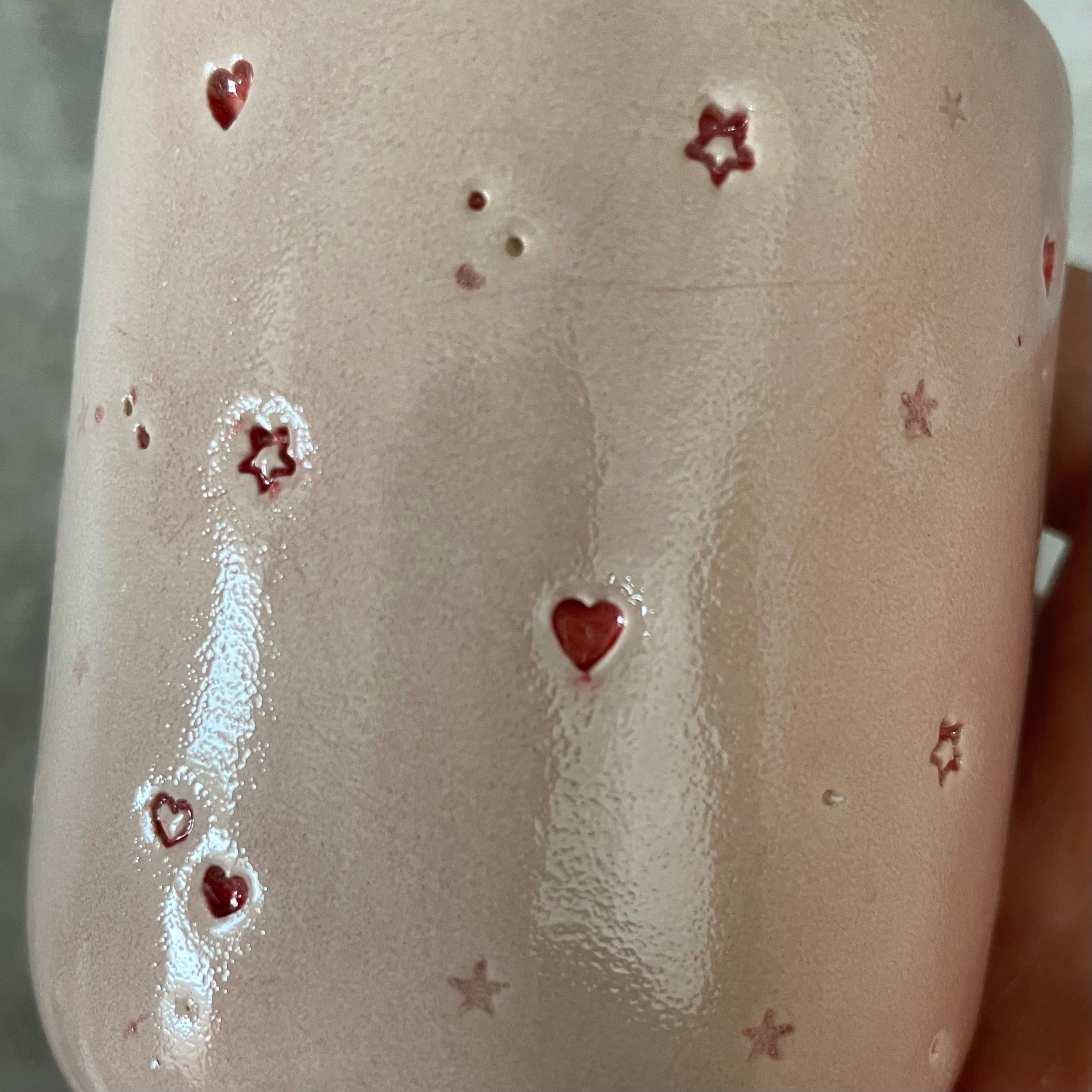 Du maži rožiniai puodeliai su širdelėmis