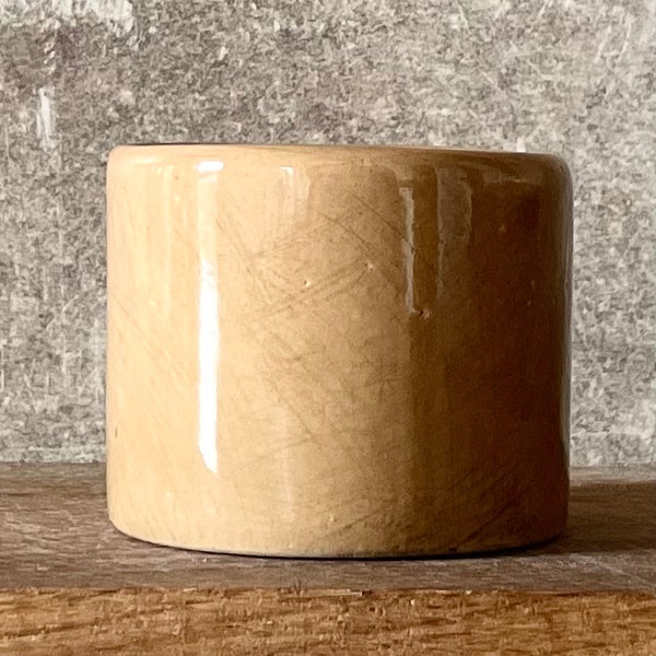 Mažas puodelis su mielu užrašu apie kavą