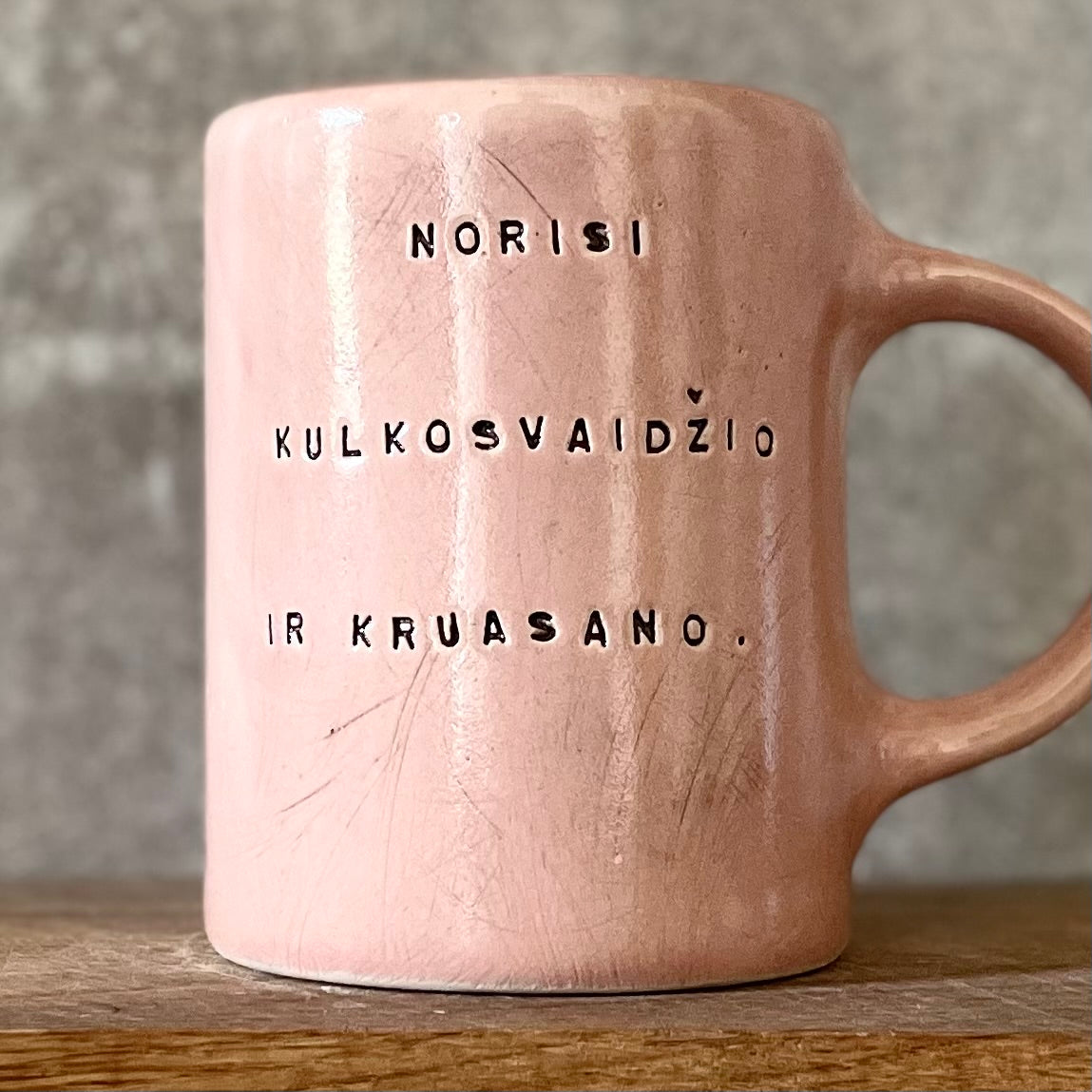 Rožinis puodelis su linksmu užrašu