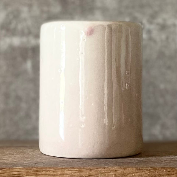 Rožinis puodelis apie jūrą ir šampaną