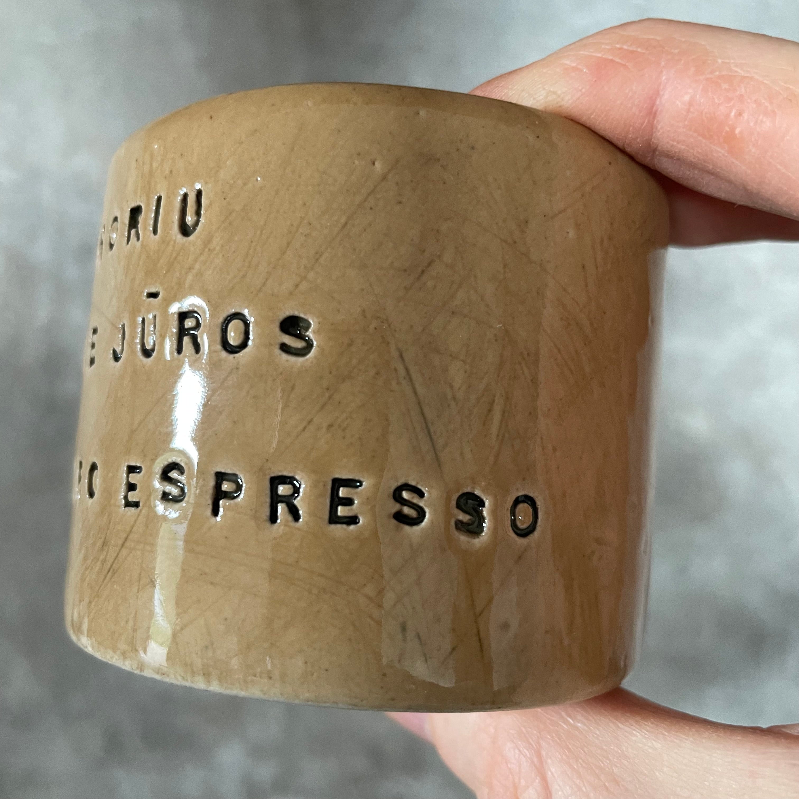 Mažas puodelis su mielu užrašu apie kavą