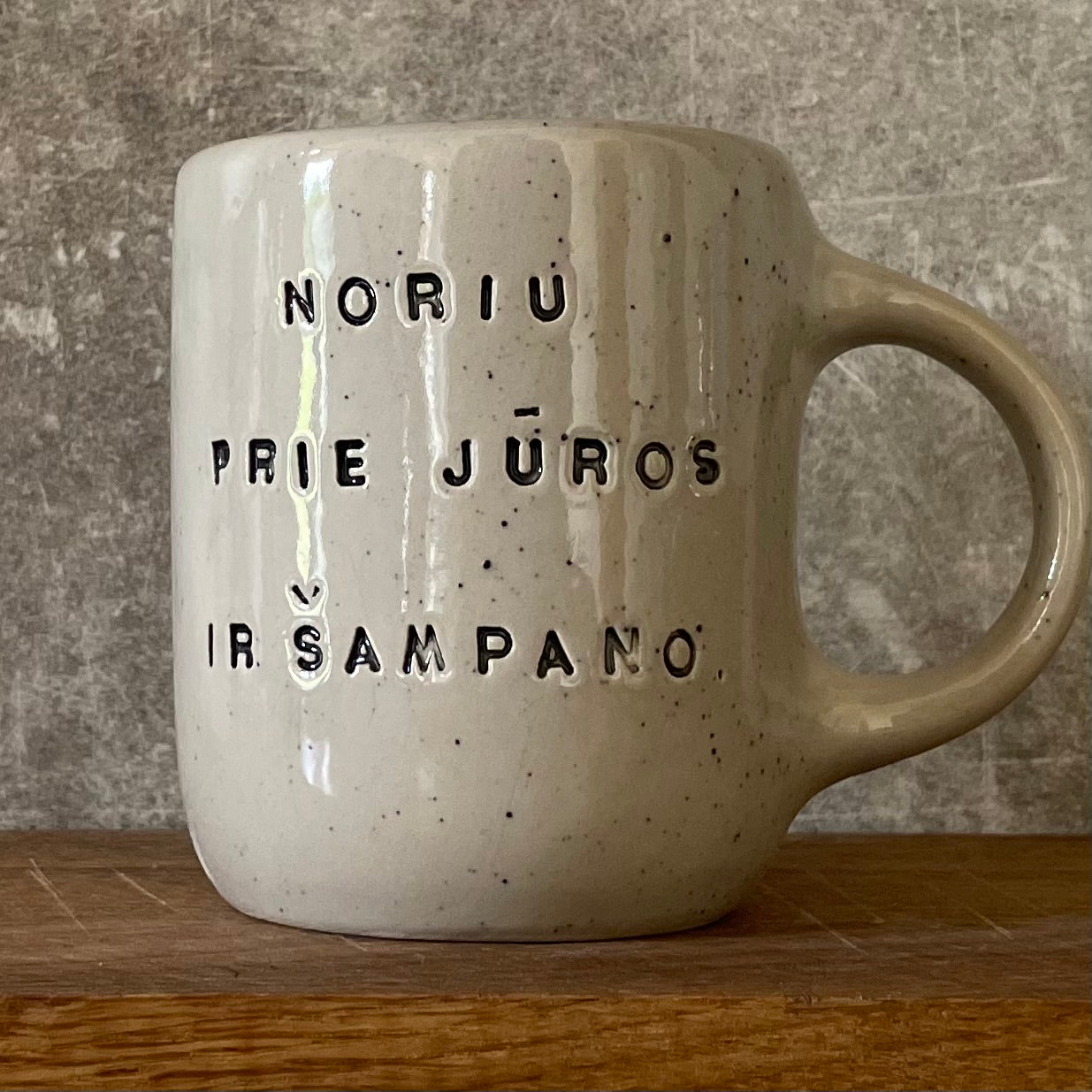 Speckled mug with saying in Lithuanian