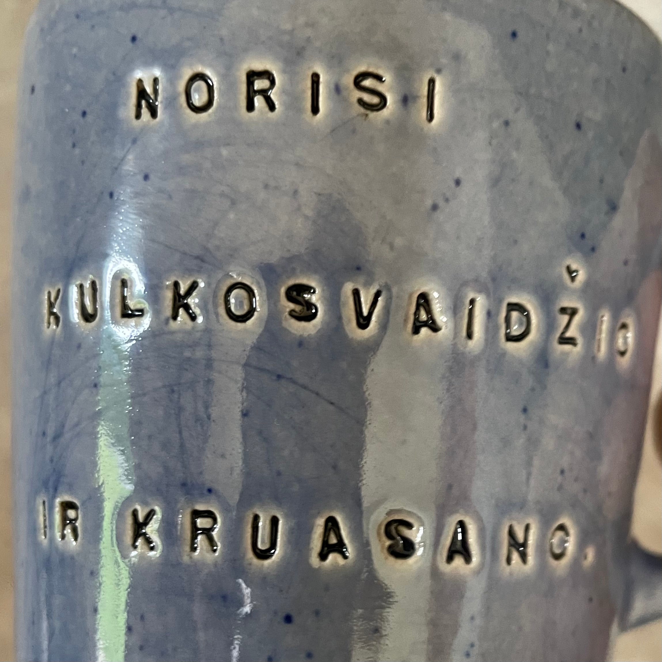 Mėlynas puodelis su linksmu užrašu
