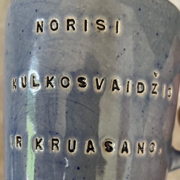 Mėlynas puodelis su linksmu užrašu