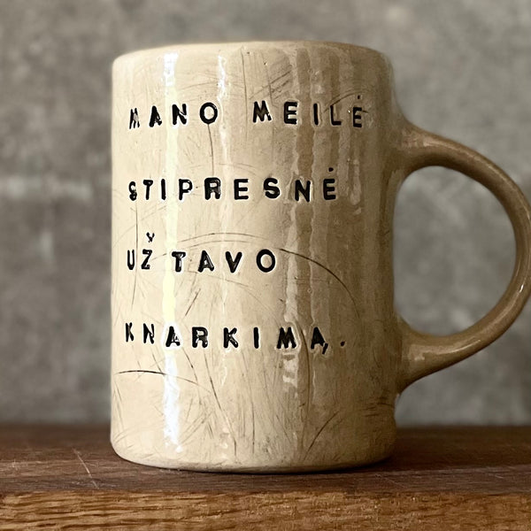 Rusvas puodelis apie knarkimą