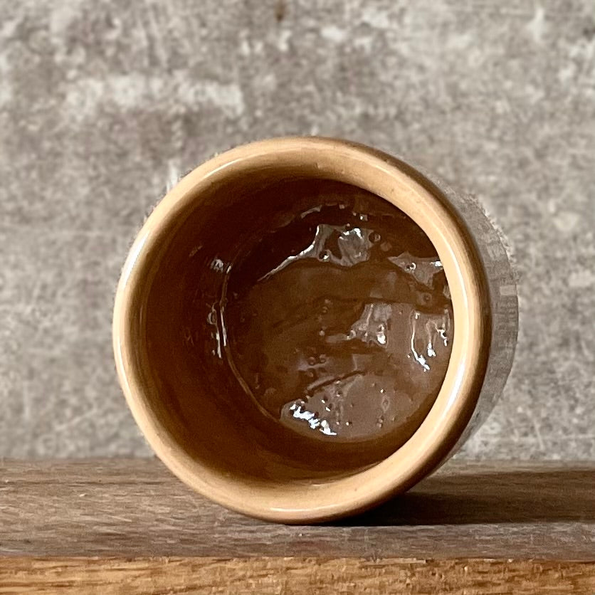 Mažas puodelis su mielu užrašu apie kavą