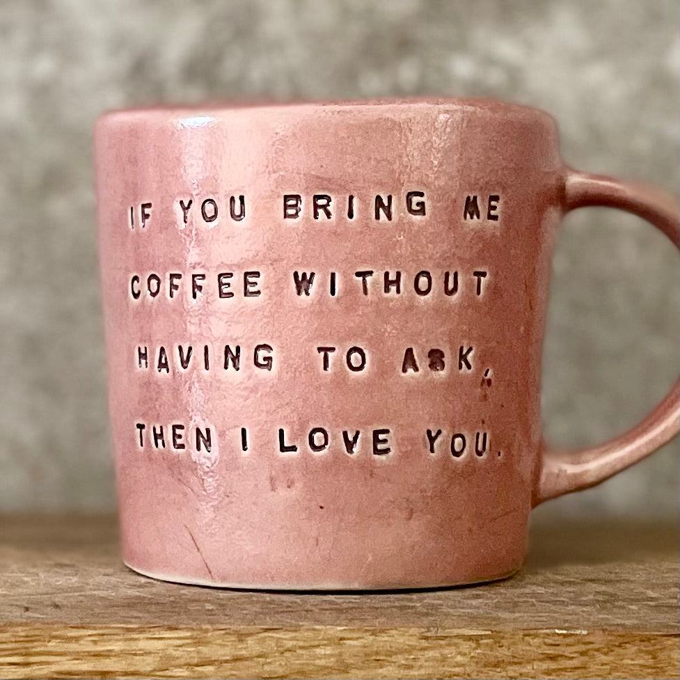 Puodelis su linksmu užrašu apie kavą