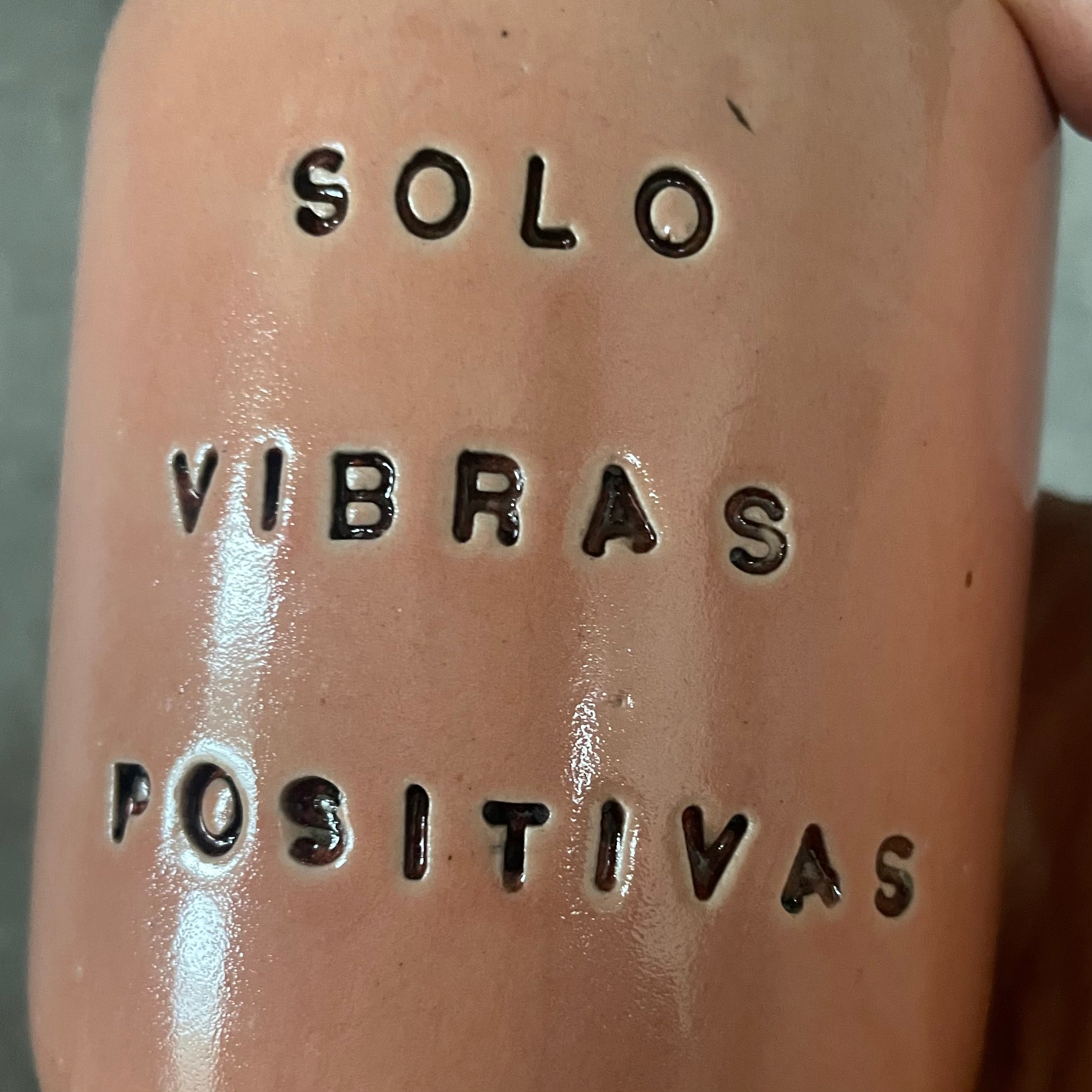 Rožinis puodelis SOLO VIBRAS POSITIVAS