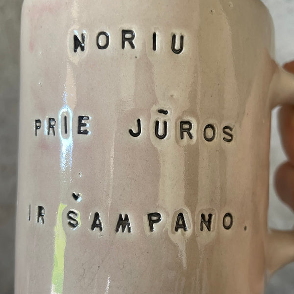 Puodelis su linksmu užrašu