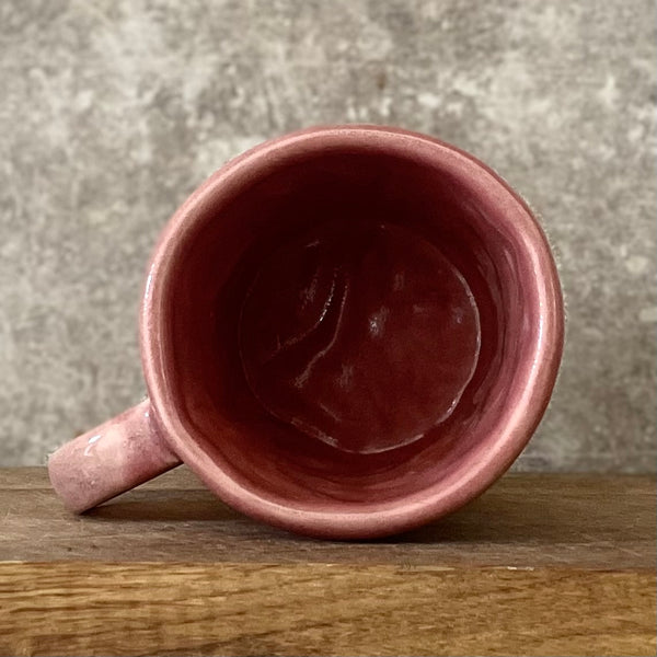 Puodelis su linksmu užrašu apie kavą