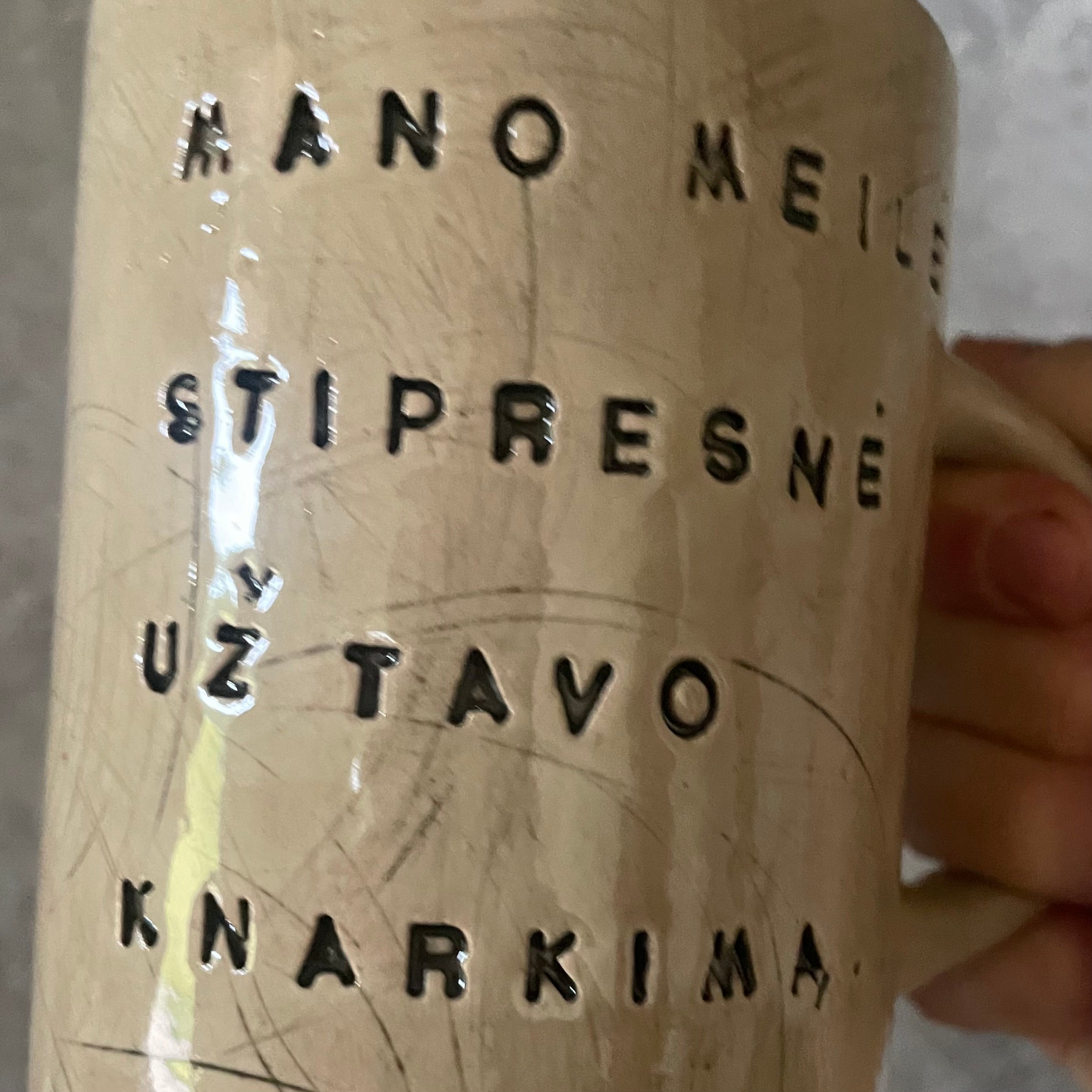 Rusvas puodelis apie knarkimą