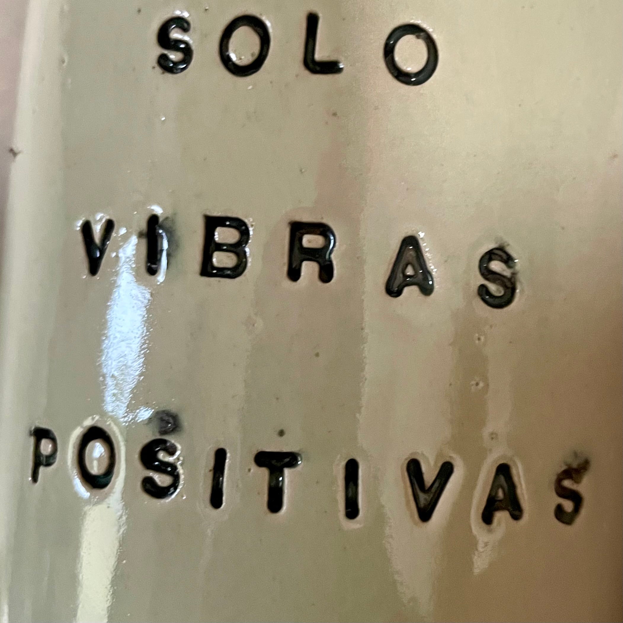 Pale blue mug with saying in Spanish
