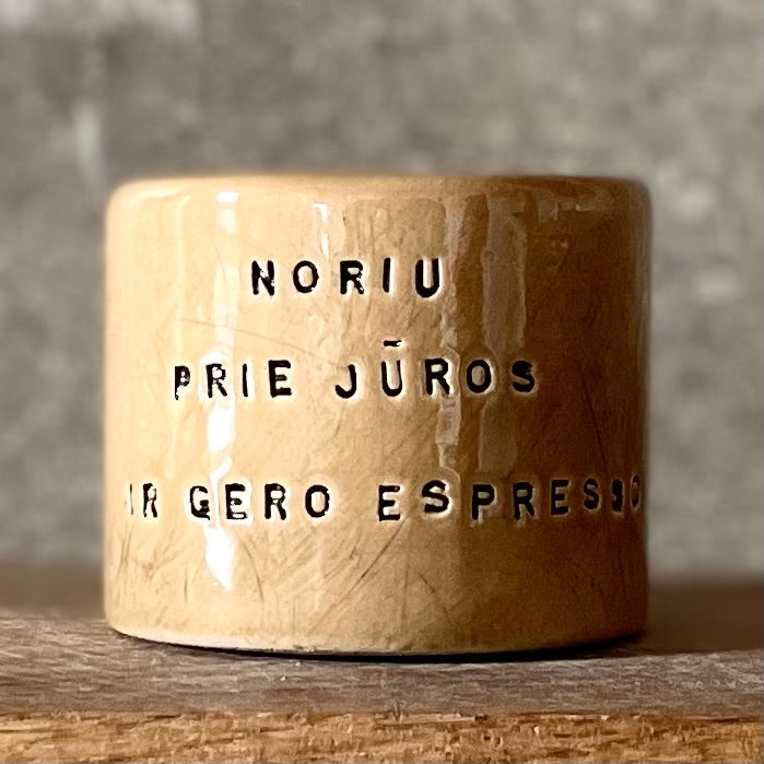 Mažas puodelis su mielu užrašu apie kavą