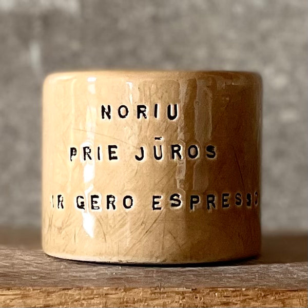 Mažas puodelis su mielu užrašu apie kavą