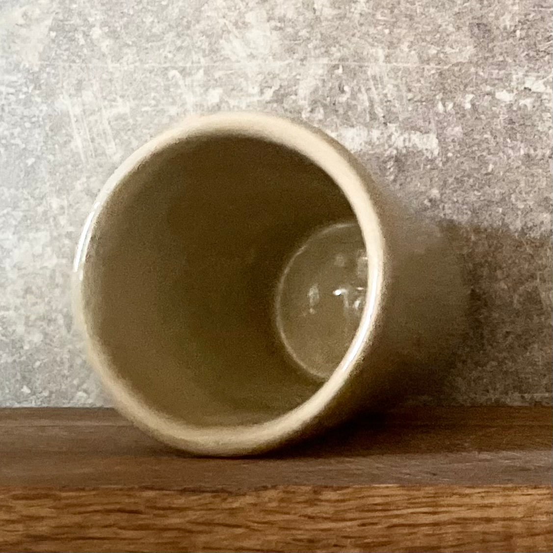 Puodelis su smagiu užrašu apie kavą ir kioskelį