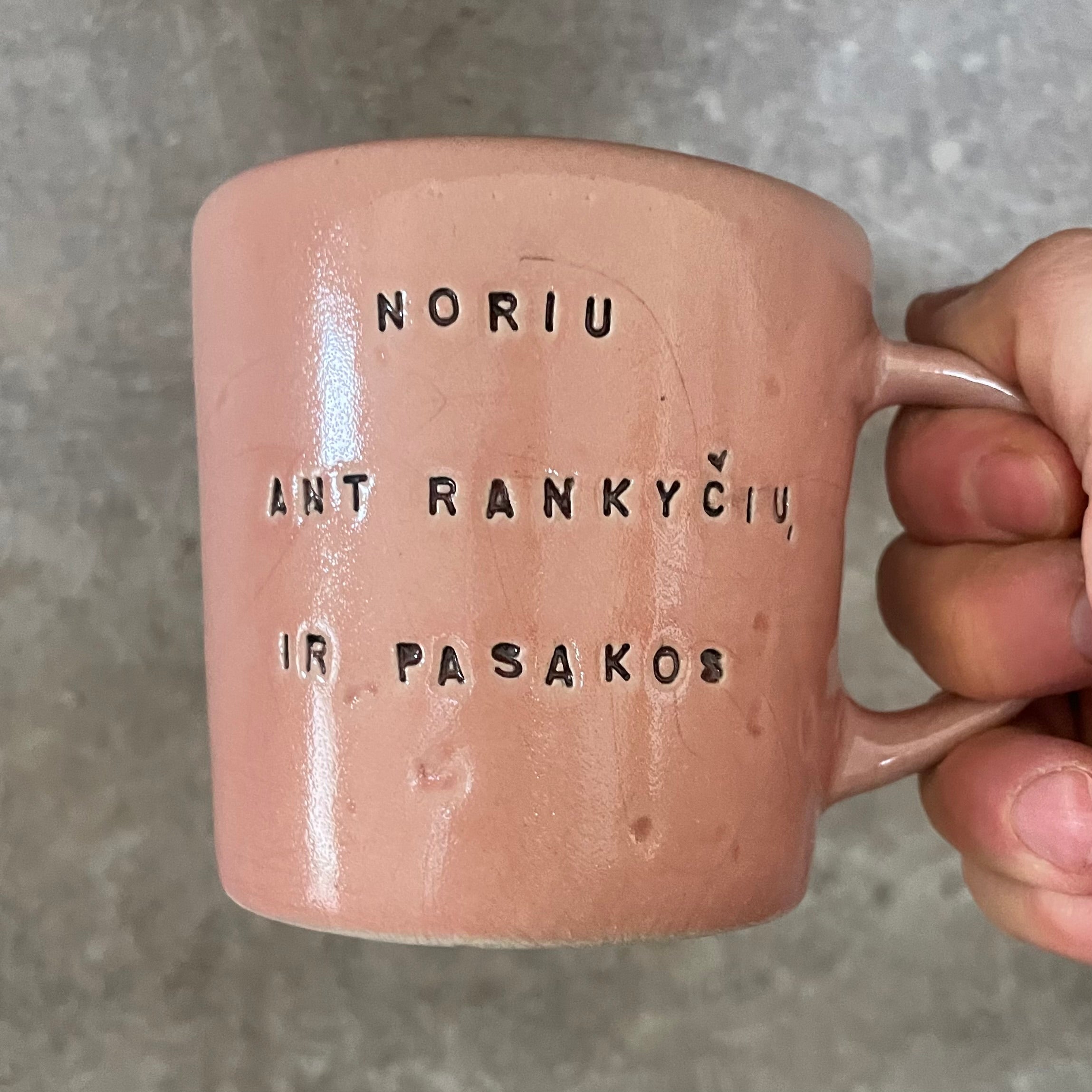 Puodelis su mielu užrašu