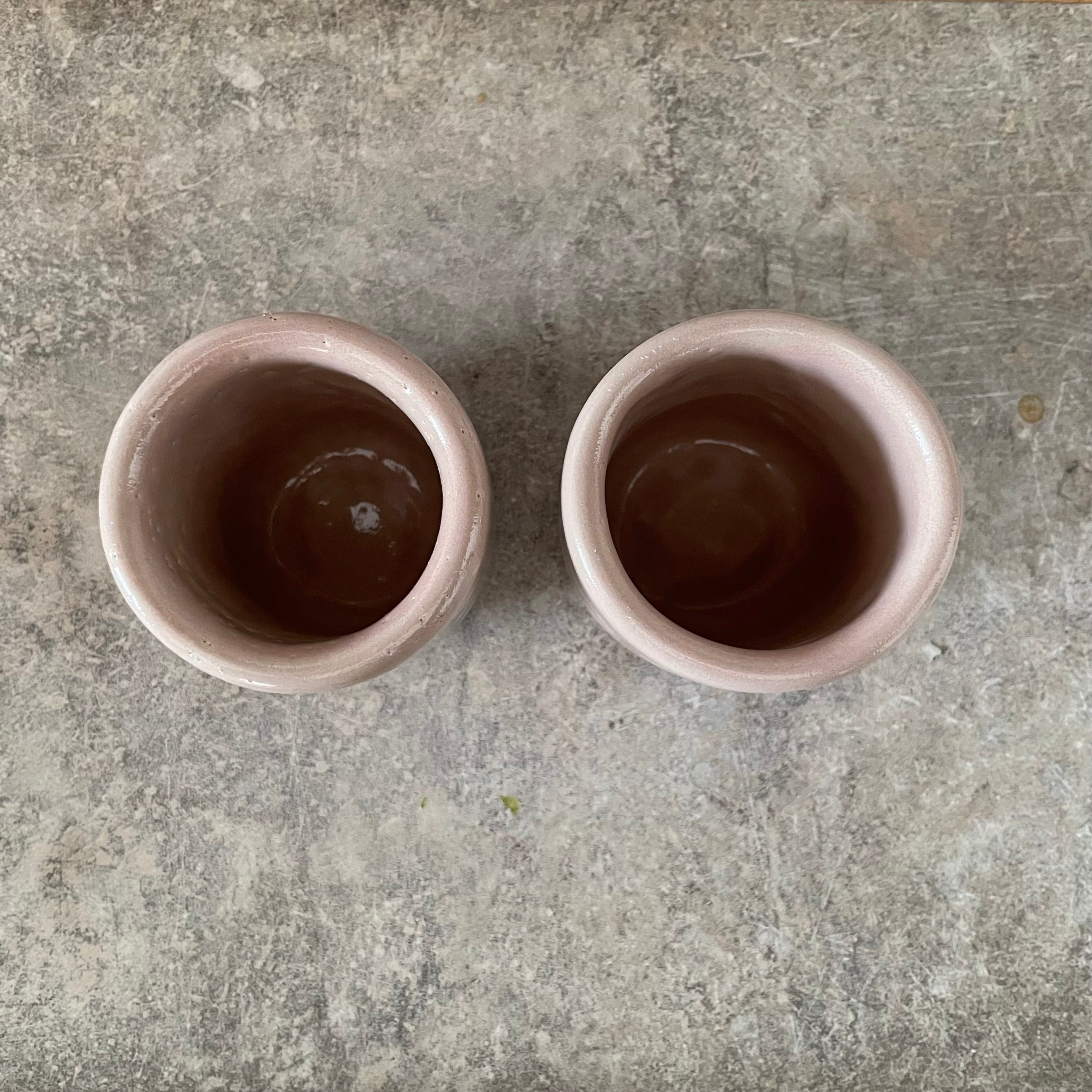 Du maži rožiniai puodeliai su širdelėmis