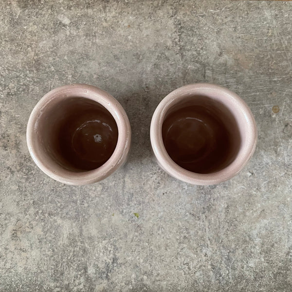 Du maži rožiniai puodeliai su širdelėmis