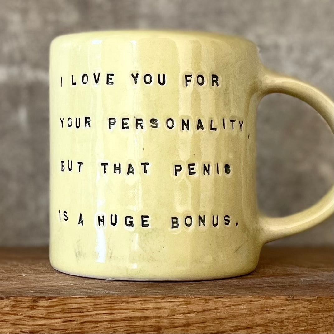 Gelsvas linksmas puodelis