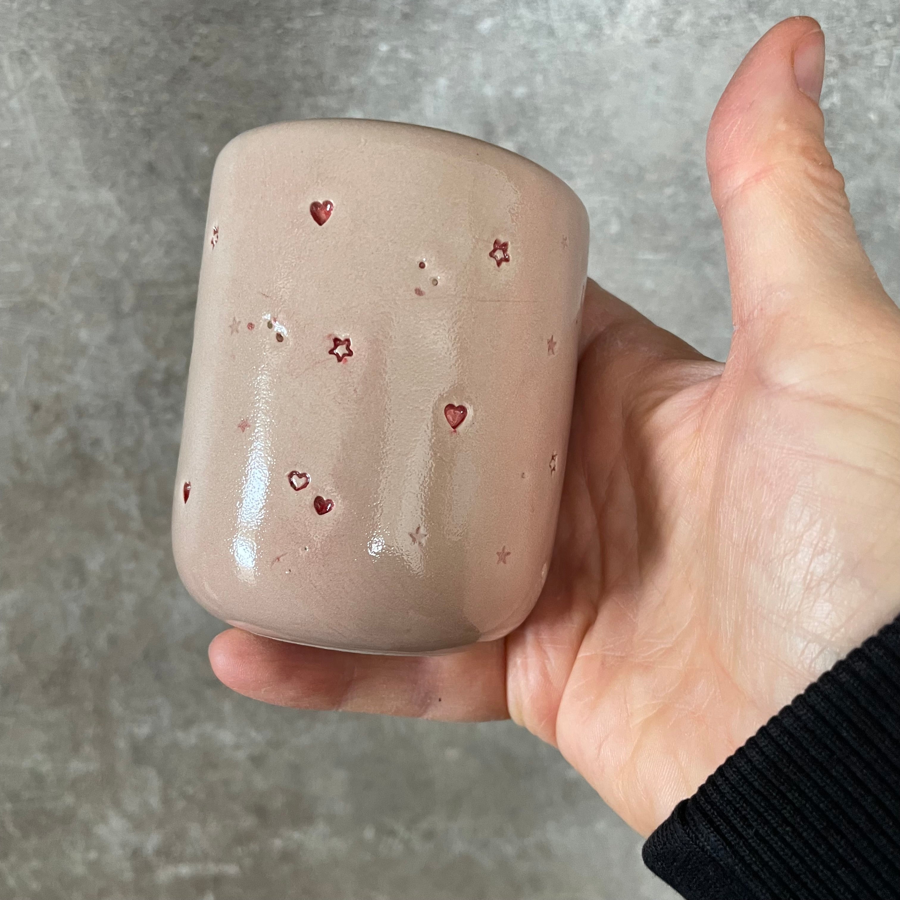 Du maži rožiniai puodeliai su širdelėmis