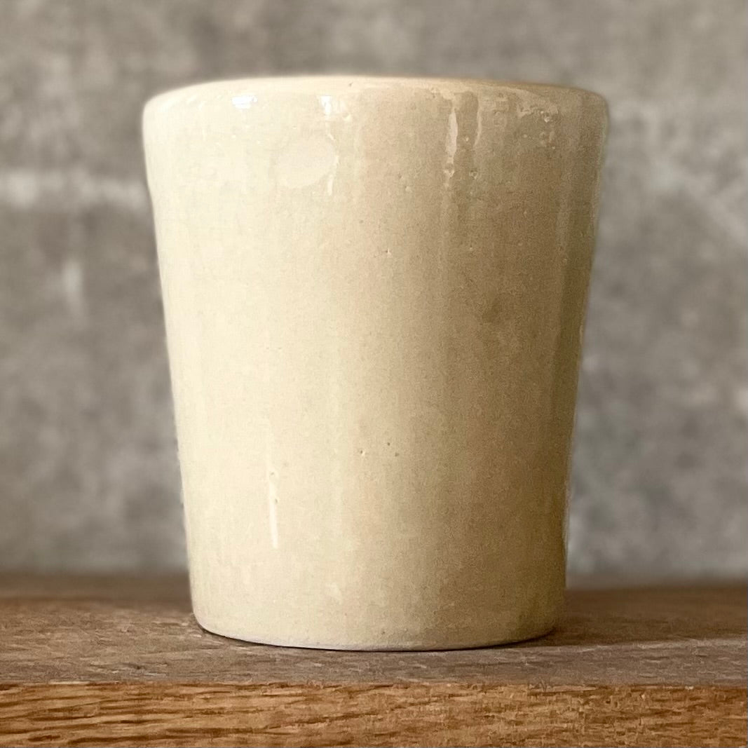 Puodelis su smagiu užrašu apie kavą ir kioskelį