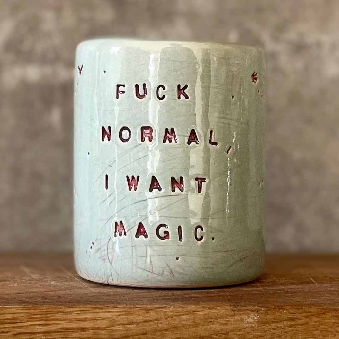 Melsvas puodelis su magišku užrašu