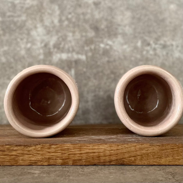 Du maži rožiniai puodeliai su širdelėmis