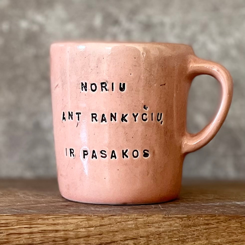 Mažas švelniai rožinis puodelis su mielu užrašu