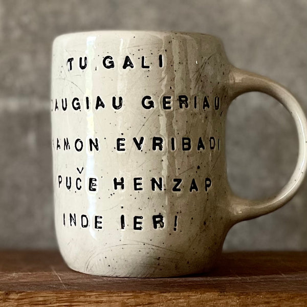 Puodelis su smagiu užrašu