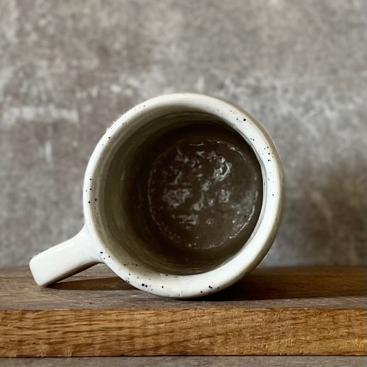 Speckled mug with saying in Lithuanian
