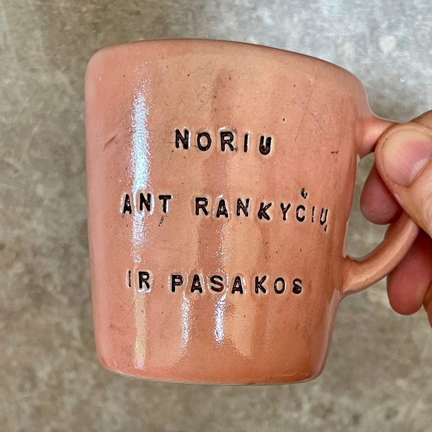 Mažas švelniai rožinis puodelis su mielu užrašu