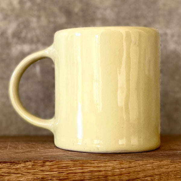 Gelsvas linksmas puodelis