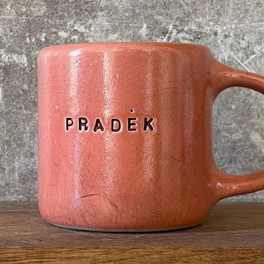 Raudonas puodelis