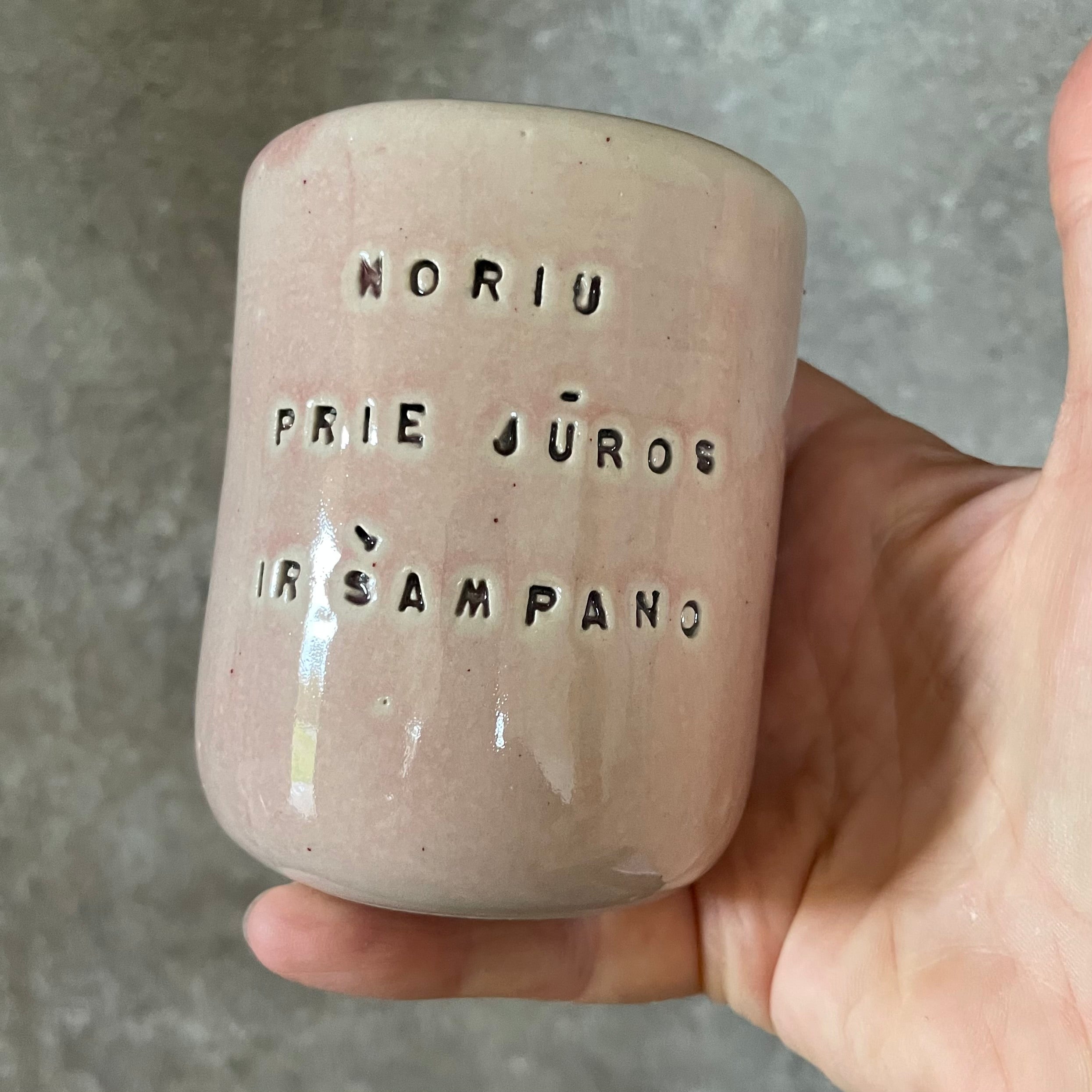 Mažas rožinis puodelis su smagiu užrašu