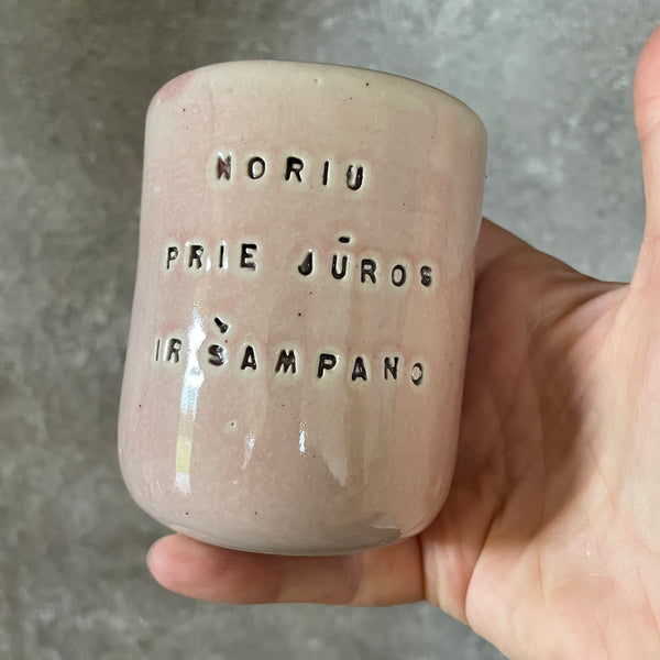 Mažas rožinis puodelis su smagiu užrašu