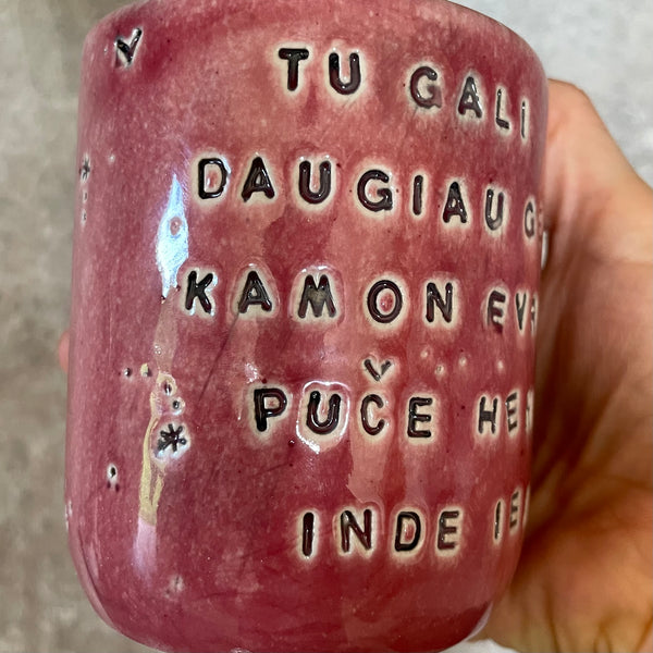 Pink tumbler mug with funny phrase in Lithuanian